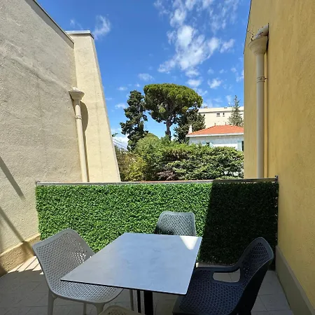 Sunny Riviera - Walk To - Terrace - דירה *